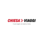 Logo di "ChiesaViaggi" con una freccia rossa tra le parole. Sotto, in italiano, c'è scritto "I tuoi sogni, la nostra meta", che significa "I tuoi sogni, la nostra destinazione". Il logo di ChiesaViaggi cattura lo spirito del viaggio e dell'aspirazione.
