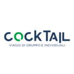 Logo con la parola "COCKTAIL" in blu, dove la lettera "O" è stilizzata in verde come una bolla di conversazione. In basso, il testo recita "VIAGGI DI GRUPPO E INDIVIDUALI" in blu. Lo sfondo è grigio chiaro.