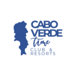 Logo blu per "CaboVerde Time Club & Resorts" con testo stilizzato e una mappa dell'isola su sfondo chiaro, che cattura l'essenza del tempo e del relax di Capo Verde.