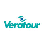 Il logo di Veratour presenta il nome del marchio in lettere blu acqua, con un occhio stilizzato sopra la "a" e la "t" contenente un punto blu al centro, il tutto su uno sfondo bianco.