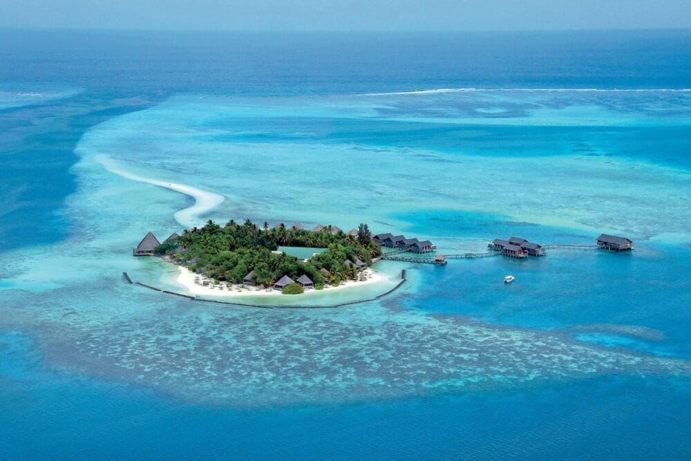 Una piccola isola tropicale circondata dall'oceano turchese, con bungalow overwater, spiagge sabbiose, palme verdeggianti e un tortuoso banco di sabbia che si protende nel mare, il Gangehi Island Resort offre una fuga serena con una lussuosa esperienza termale.