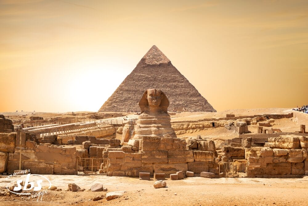 La Grande Sfinge di Giza si trova di fronte alla Piramide di Khafre al tramonto, con la luce dorata che illumina le antiche strutture e il paesaggio desertico, perfettamente immortalati in questa Bozza automatica.