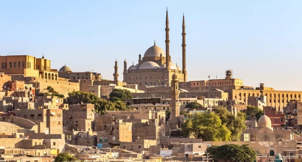 Vista della Moschea di Muhammad Ali, con la sua grande cupola e i due alti minareti che si ergono sopra gli edifici storici de Il Cairo, in Egitto, sotto un cielo azzurro e limpido: una vista iconica spesso ammirata su una Crociera Nefertari.