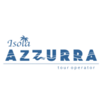 Logo del tour operator Isola Azzurra in testo blu. "Isola" è caratterizzato da una palma, mentre "AZZURRA" presenta disegni di onde all'interno delle lettere. La dicitura "Tour operator" appare in caratteri più piccoli e riflette l'identità del marchio Isola Azzurra.