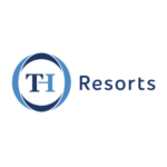 Logo con le lettere "TH" in blu scuro all'interno di un disegno circolare blu, seguito dalla parola "Resorts" in testo blu su sfondo chiaro.