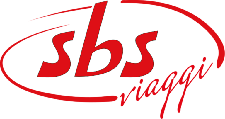 logo-sbs-cropped-retina Logo con il testo "sbs viaggi" in rosso, con "sbs" in grassetto minuscolo e "viaggi" in corsivo, entrambi racchiusi da un ovale rosso simile a un fruscio. Lo sfondo è bianco.