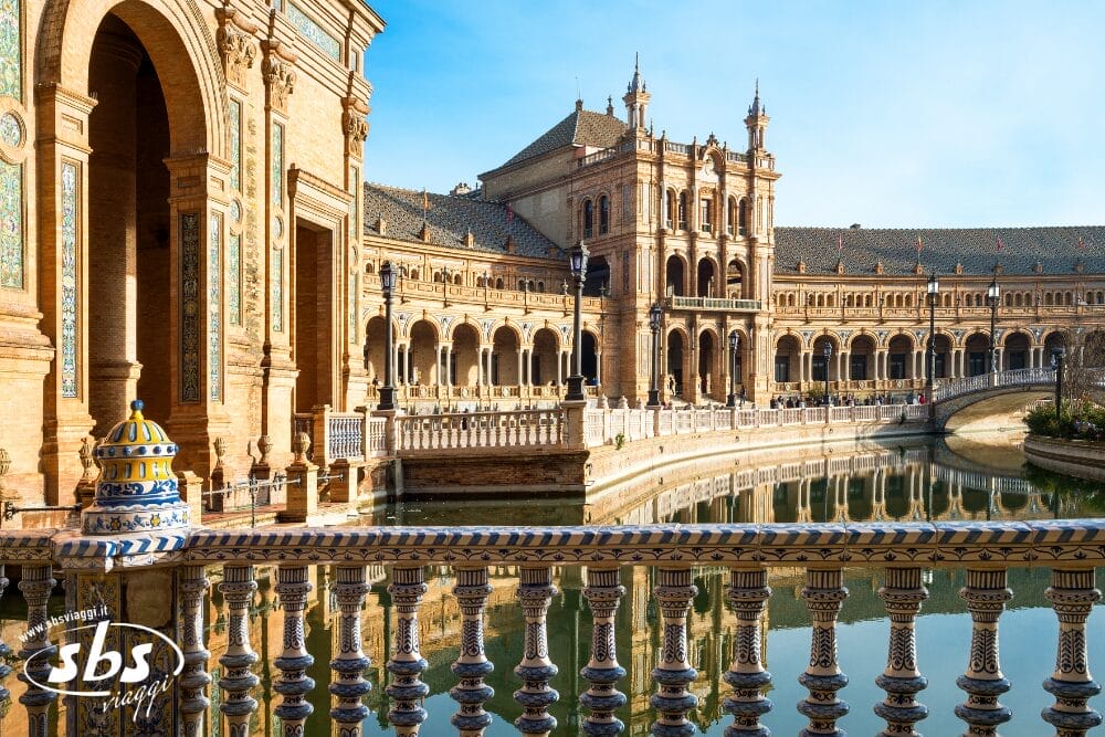 Piazza ornata e curva con architettura storica spagnola accanto a un canale d'acqua; una dettagliata balaustra in ceramica in primo piano, la luce del sole che mette in risalto archi e colonne di Plaza de España a Siviglia, in Spagna, come una Bozza automatica dall'eleganza senza tempo.