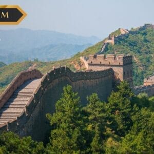 La Grande Muraglia Cinese si estende su verdi colline sotto un cielo azzurro. Nell'angolo in alto a sinistra compaiono le scritte "Premium", "Bozza automatica" e il logo di SBS Viaggi.