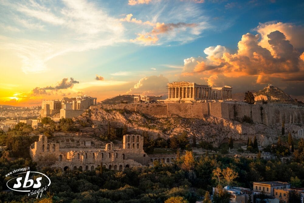 Vista dell'Acropoli di Atene, in Grecia, al tramonto, con il Partenone e le antiche rovine che risplendono di luce dorata sotto le nuvole, catturando una scena senza tempo degna di qualsiasi Bozza automatica.