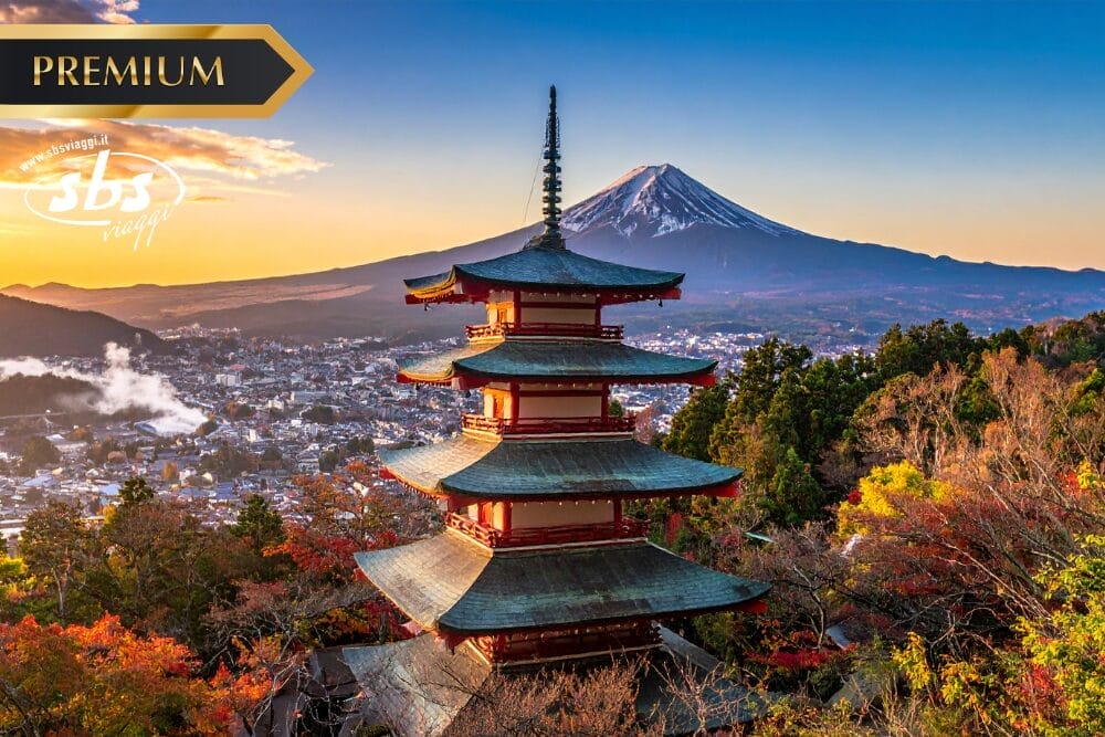 Una pagoda tradizionale si erge tra il fogliame autunnale con il Monte Fuji sullo sfondo, sotto un cielo vibrante al tramonto. Una città si estende in basso e nell'angolo in alto a sinistra compare la scritta "Bozza automatica".