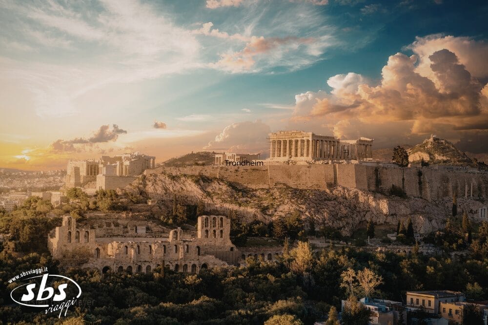 L'Acropoli di Atene al tramonto, con il Partenone e le antiche rovine su una collina rocciosa, è immersa in una calda luce solare sotto nuvole drammatiche: una vista indimenticabile catturata come bozza automatica.