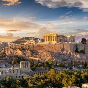 Il Partenone, in cima all'Acropoli di Atene, in Grecia, risplende nella luce dorata del sole: le sue antiche rovine e la vegetazione lussureggiante sono state immortalate sotto il cielo di un drammatico tramonto. Questa Bozza automatica incornicia perfettamente storia e bellezza naturale.