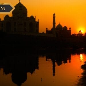 La silhouette del Taj Mahal al tramonto, riflessa nel fiume con un cielo arancione e il sole vicino all'orizzonte. I loghi "Premium" e "sbs viaggi" appaiono negli angoli superiori, mentre la scritta "bozza automatica" è stata inserita in modo discreto a scopo di bozza.