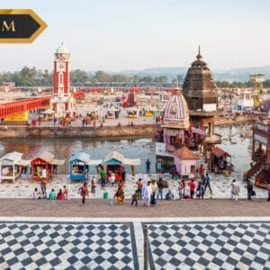 Un'animata scena fluviale a Har Ki Pauri, ad Haridwar, in India, con templi, un ponte pedonale rosso e bancarelle vicino al fiume Gange. Il motivo automatico della bozza del terreno si abbina alla folla vivace e alla pavimentazione a scacchi.