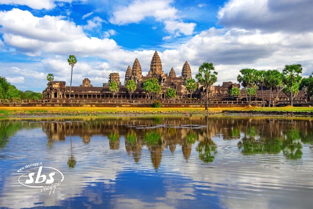 Il tempio di Angkor Wat in Cambogia, con le sue torri e le palme che si riflettono in un lago calmo sotto un cielo azzurro parzialmente nuvoloso, crea una scena così serena da sembrare una Bozza automatica, un perfetto schizzo automatico della natura.