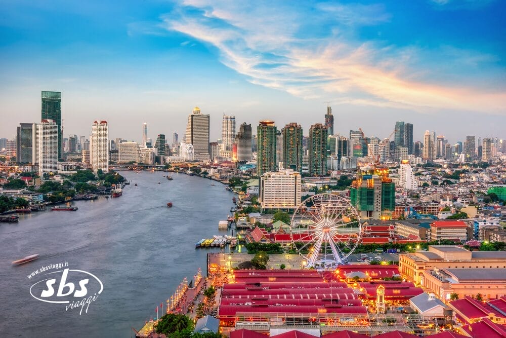 Un vibrante paesaggio urbano di Bangkok al tramonto, con grattacieli lungo il fiume Chao Phraya, una ruota panoramica e bancarelle illuminate in primo piano: una Bozza urbana automatica sotto un cielo colorato.