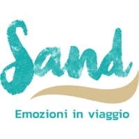 Il testo in stile acquerello verde acqua recita "Sand" sopra un'onda beige. In basso, in verde acqua, si legge "Emozioni in viaggio" su uno sfondo bianco, creato come una bozza automatica.