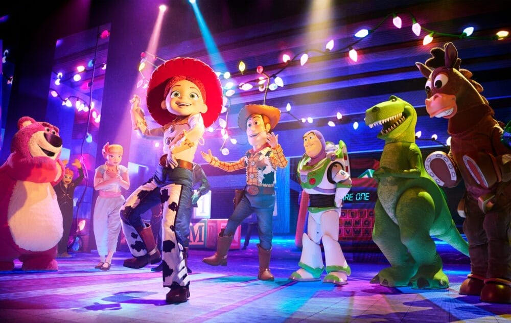 I personaggi di Toy Story, tra cui Jessie, Woody, Buzz Lightyear, Rex, Bullseye, Lotso e Bo Peep, si esibiscono su un coloratissimo palcoscenico a Disneyland Paris: uno spettacolo indimenticabile da vedere durante il vostro soggiorno dopo l'ingresso al parco!.